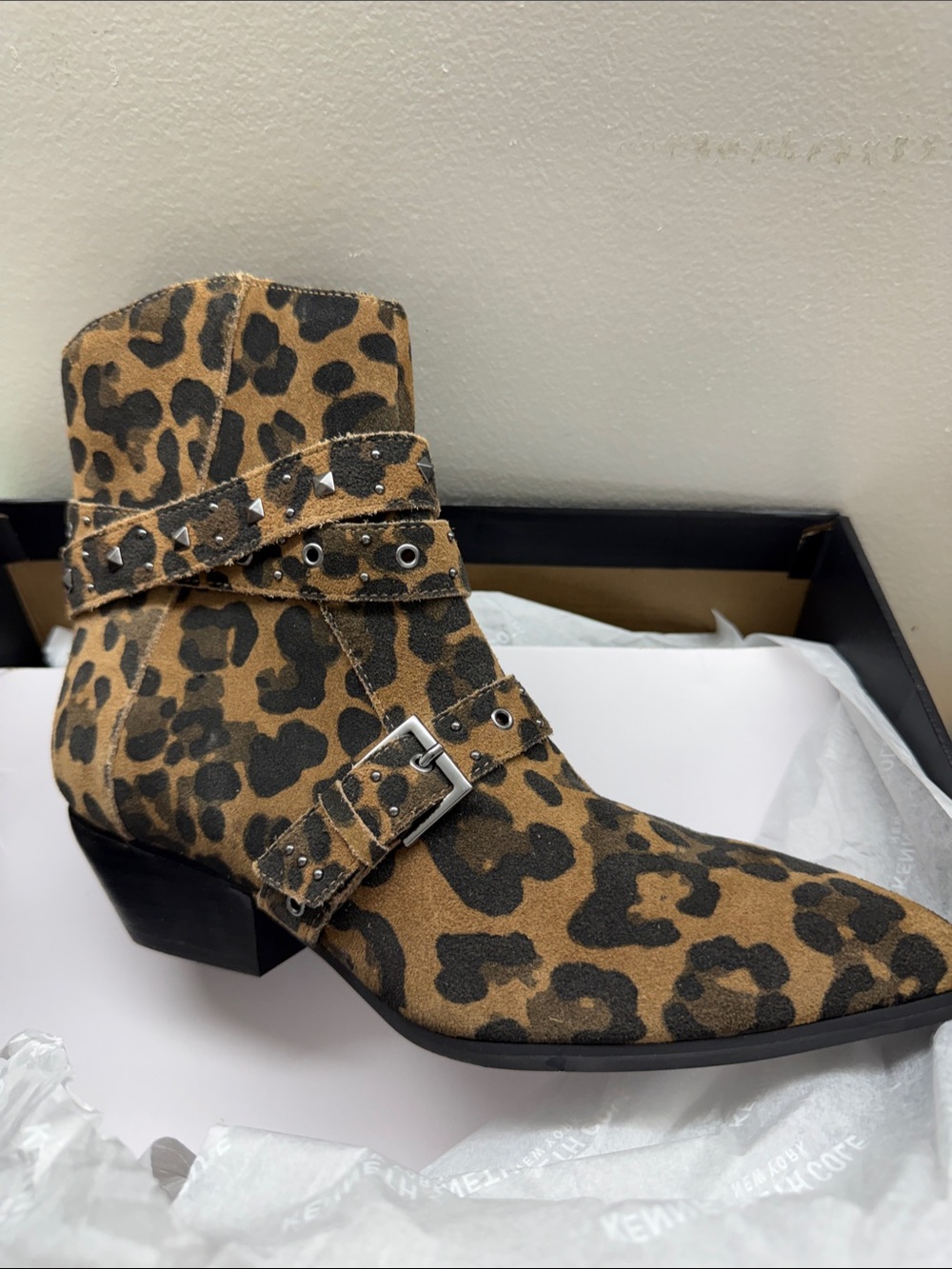 Kenneth Cole CHEYENNE STUD Leopard Print Suede Ankle Boots Size 7.5 New
